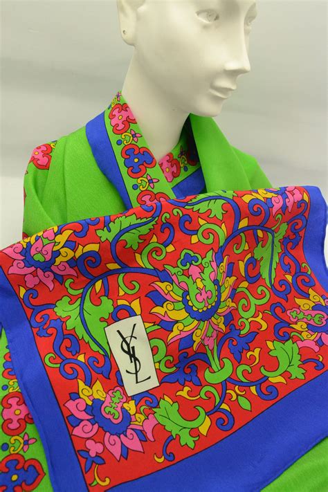 Yves Saint Laurent Foulard 